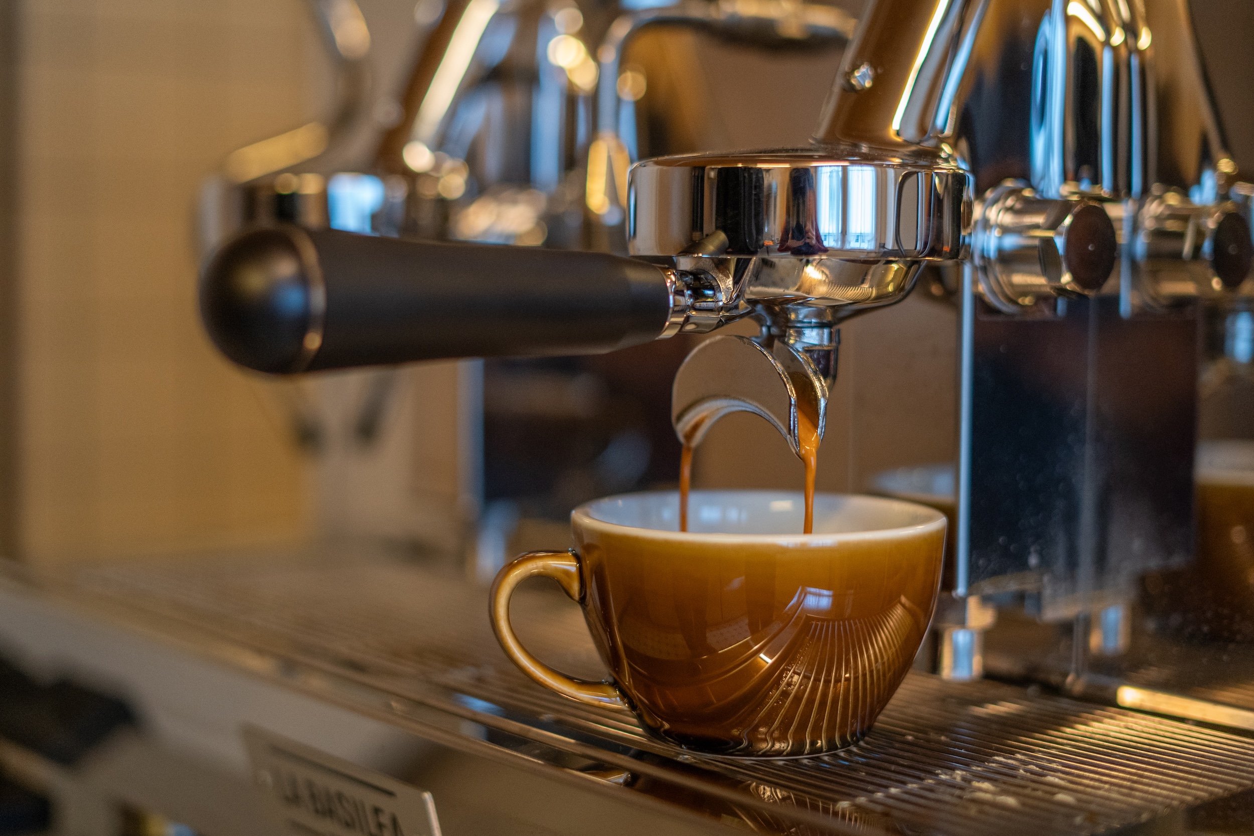 Kaffee läuft aus der Maschine