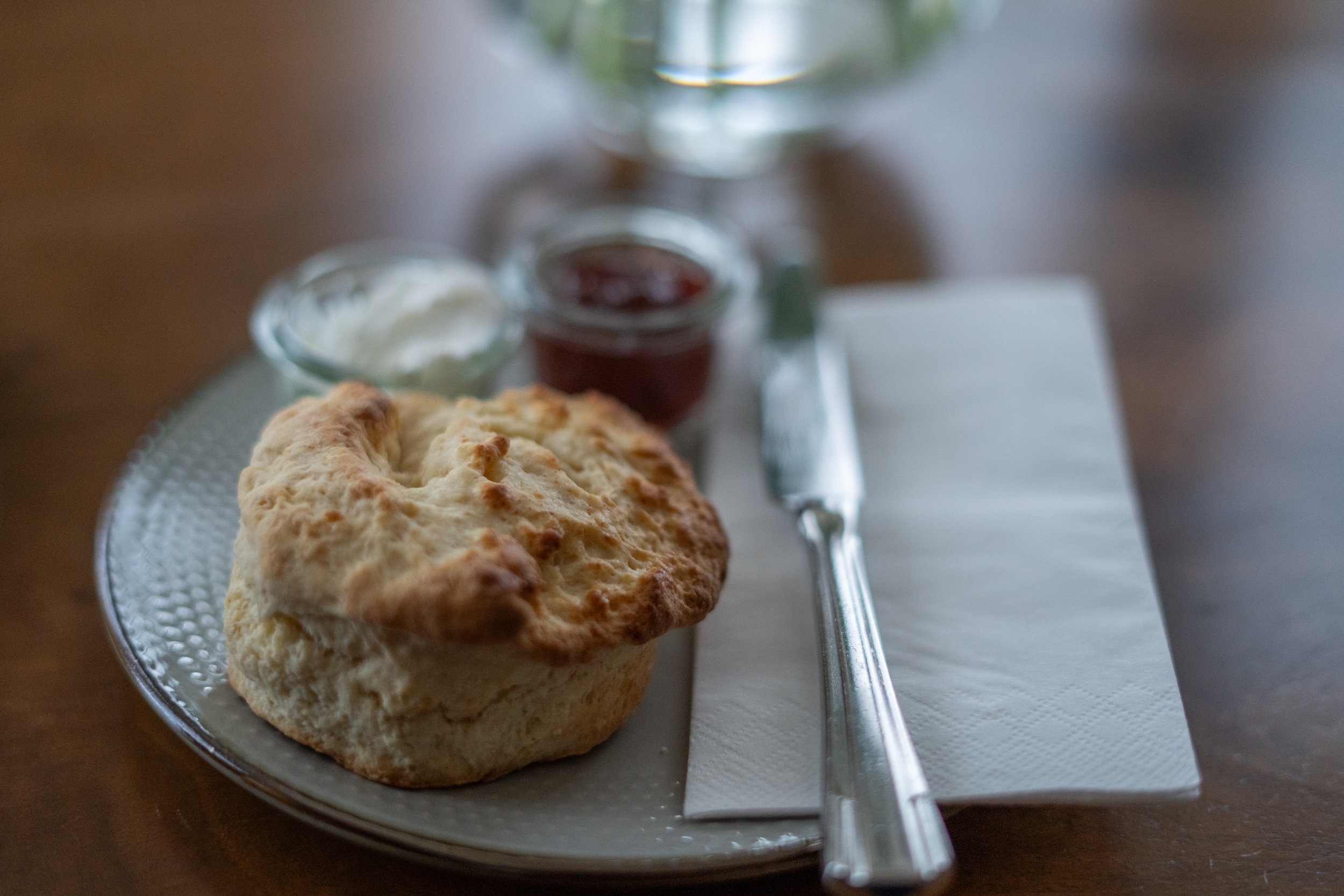 Scones mit Konfituere und Butter