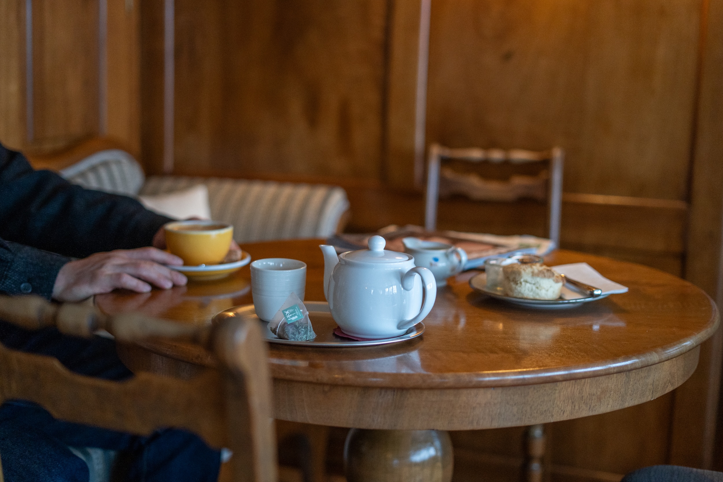 Tisch mit Teekrug und Kaffee in Teufen